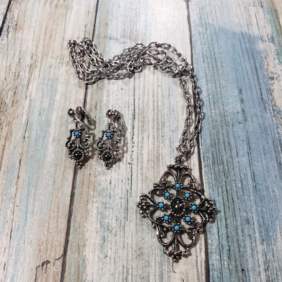 🎉HP🎉Avon Necklace and Earrings Set. - Picture 2 of 14